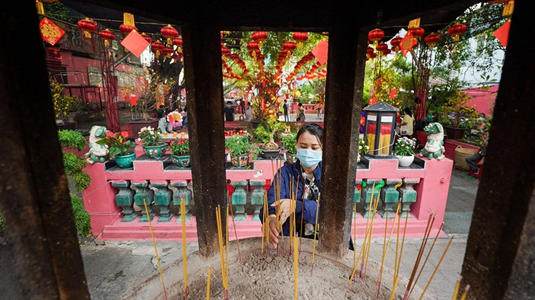 Människor besöker Ngoc Hoang-pagoden, Tan Dinh-distriktet. (Foto: Chi Hung) chua-ngoc-hoang-1.jpg