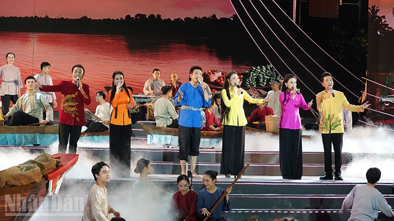 Nhiều nghệ sĩ cải lương nổi tiếng tham gia biểu diễn trong chương trình nghệ thuật. ndo_bl_dsc04447.jpg