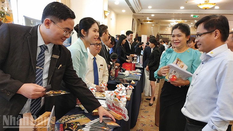 Delegáti na setkání navštívili výstavní stánky. ndo_bl_z7297656270958-436c3807fcfb43cc0b7b4a9591601fca.jpg