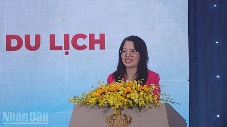 Na schůzi promluvila paní Nguyen Thi Anh Hoa, předsedkyně představenstva Saigontourist Group. ndo_bl_z7297777706467-05005975401f09971d8f2ac51f65a34e-copy.jpg