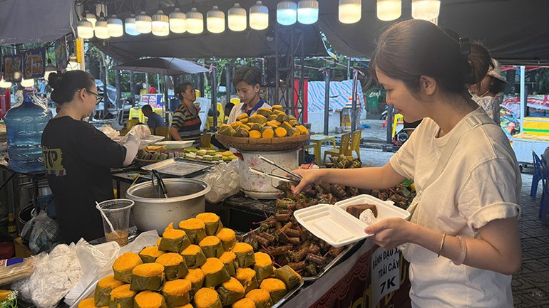 Festival med många vegetariska rätter för turister och stadsbor. (Foto: HOANG TUYET) z7177085810100-b84407d49cef6df290418ac33d34545d.jpg