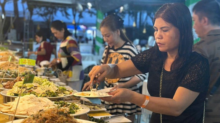 Ett stort antal människor kom till den vegetariska matfestivalen 2025. (Foto: HOANG TUYET) z7177085302345-d5a4b6918b616b9dcafc81d90f234b92.jpg