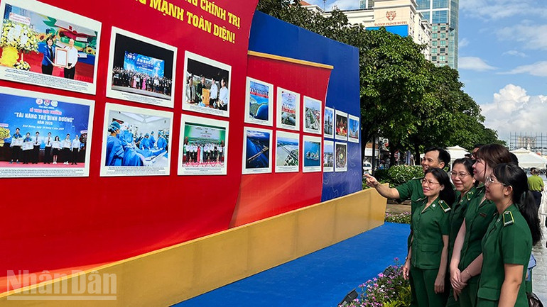 Đại biểu tham quan triển lãm. ndo_bl_img-7270.jpg