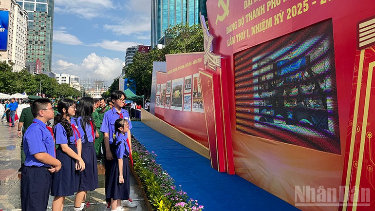 Nhiều bạn trẻ tham quan triển lãm tại đường đi bộ Nguyễn Huệ. ndo_br_img-7289.jpg