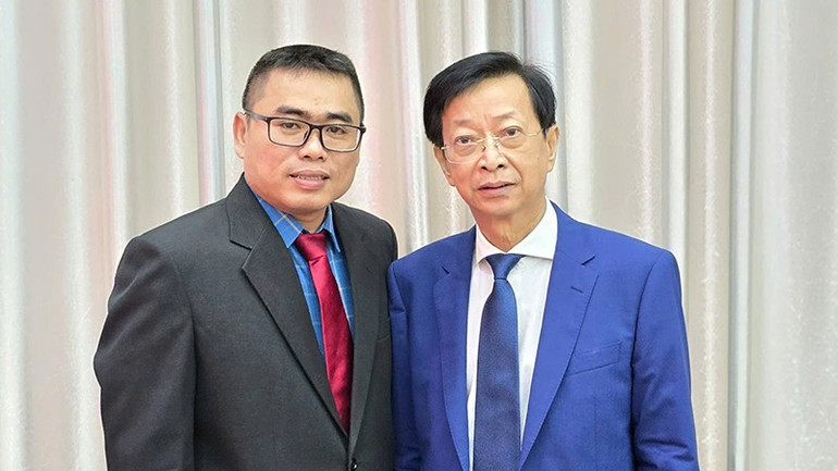 Tiến sĩ Nguyễn Trung Hiếu và Phó Giáo sư, Tiến sĩ Võ Văn Thắng, hai tác giả thực hiện công trình Tôn giáo Bửu Sơn Kỳ Hương và Tứ Ân đạo Phật vùng Tây Nam Bộ. (Ảnh: Quỳnh My) z7061138350451-aad3540836bdfd7da5119bf5257798e2.jpg