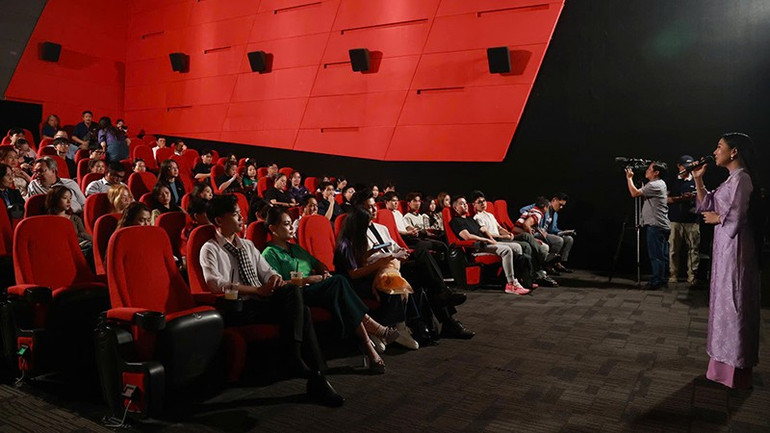 Die verdiente Künstlerin Thu Van, „Goldene Glocke der Traditionellen Oper“ 2009, trat bei der Filmpremiere auf. (Foto: TFS) z7049880490803-f8fee5ca3287367be632392285fa046d.jpg