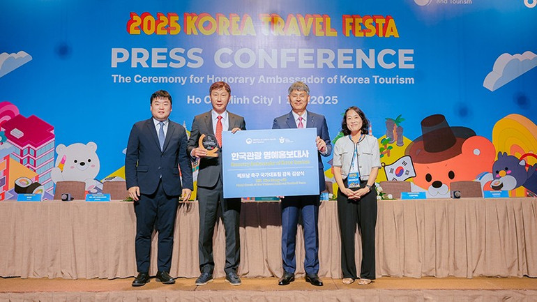 Ông Kim Sang-Sik (thứ hai từ trái sang) làm Đại sứ Danh dự Du lịch Hàn Quốc tại Việt Nam. (Ảnh: Ban Tổ chức) r1n-02620.jpg