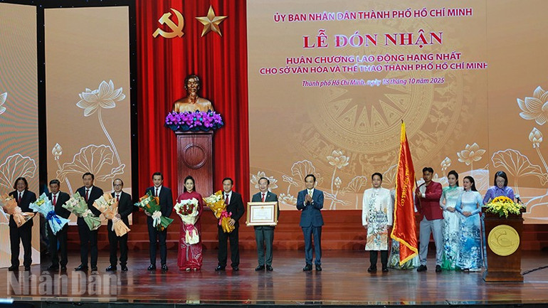 O camarada Tran Luu Quang, secretário do Comitê Central do Partido e secretário do Comitê do Partido da Cidade de Ho Chi Minh, entregou a Medalha de Trabalho de Primeira Classe do Presidente à liderança do Departamento de Cultura e Esportes da cidade. ndo_bl_dsc04003-copy.jpg