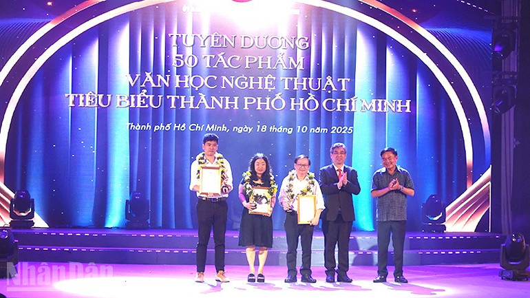 លើកតម្កើងស្នាដៃអក្សរសាស្ត្រឆ្នើមរបស់ទីក្រុង។ ndo_bl_dsc04218-copy.jpg