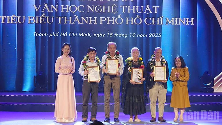 លើកតម្កើងស្នាដៃសិល្បៈឆ្នើមរបស់ទីក្រុង។ ndo_br_dsc04184-copy.jpg