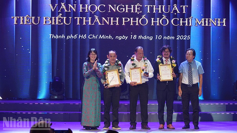 គោរពដល់ការងារដំណាក់កាលធម្មតានៃទីក្រុង។ ndo_bl_dsc04290.jpg