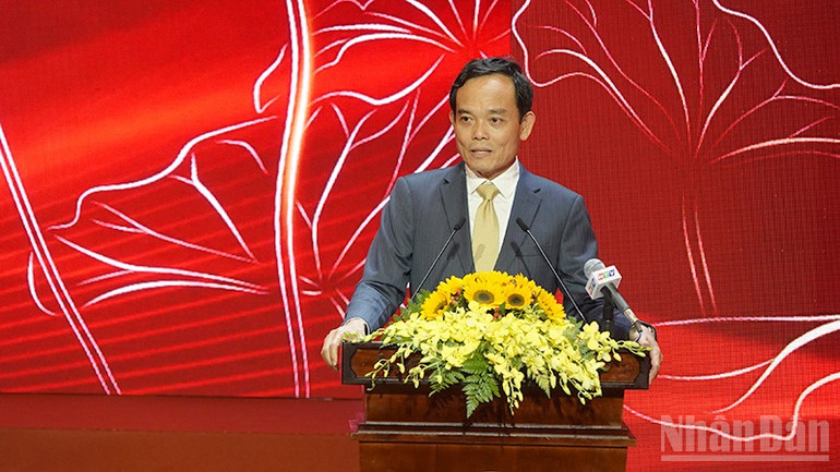 O camarada Tran Luu Quang, secretário do Comitê Central do Partido e secretário do Comitê do Partido da Cidade de Ho Chi Minh, discursou na conferência. ndo_br_dsc03906-copy.jpg