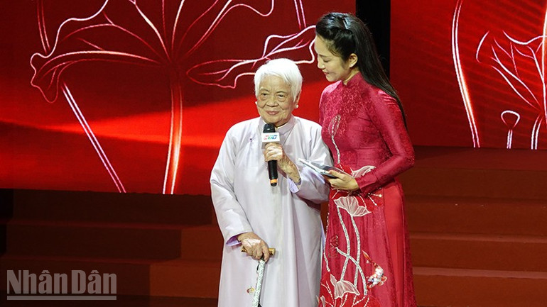 O diretor e escritor Xuan Phuong falou na conferência. ndo_bl_dsc03659.jpg