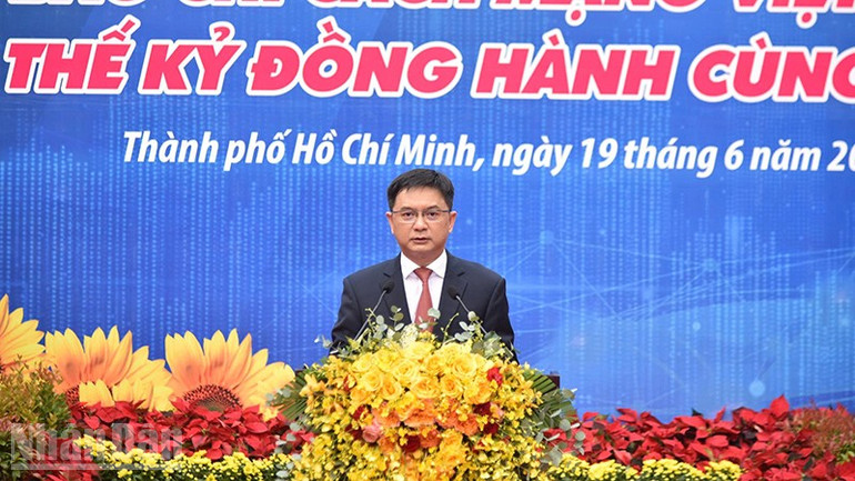 Đồng chí Nguyễn Mạnh Cường, Trưởng Ban Tuyên giáo và Dân vận Thành ủy Thành phố Hồ Chí Minh phát biểu khai mạc triển lãm. (Ảnh: MẠNH HẢO) ndo_bl_z6719649809470-882fbc3931300416f59abc311b1e7ca4.jpg