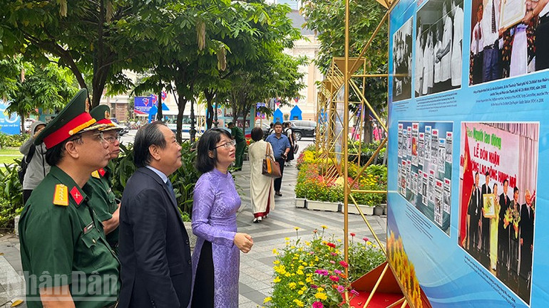 Các đại biểu tham quan triển lãm (Ảnh Mạnh Hảo). ndo_bl_img-1156.jpg