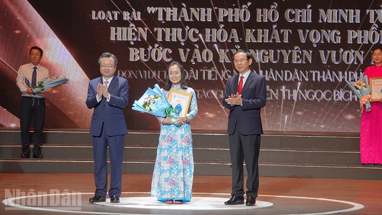 Tác giả Nguyễn Thị Ngọc Bích, Đài Tiếng nói nhân dân Thành phố Hồ Chí Minh đạt giải Ba nhóm Xây dựng Đảng. (Ảnh: MẠNH HẢO) ndo_bl_dsc02394.jpg