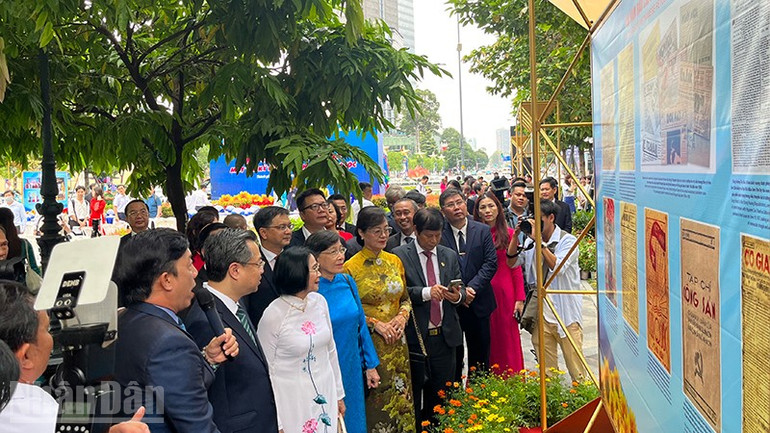 Các đại biểu tham quan triển lãm. (Ảnh MẠNH HẢO) ndo_bl_img-1130.jpg
