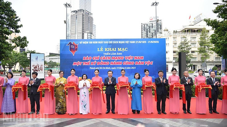 Các đại biểu thực hiện nghi thức cắt băng khai mạc triển lãm tại Công viên Lam Sơn (Ảnh: MẠNH HẢO) ndo_bl_z6719649811402-1cc654e27d1e81c2f87cc75f27353a3f.jpg