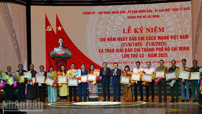 Lãnh đạo Thành phố trao Bằng khen của Chủ tịch Ủy ban nhân dân Thành phố Hồ Chí Minh cho các đơn vị báo chí. (Ảnh: MẠNH HẢO) ndo_bl_dsc02347.jpg