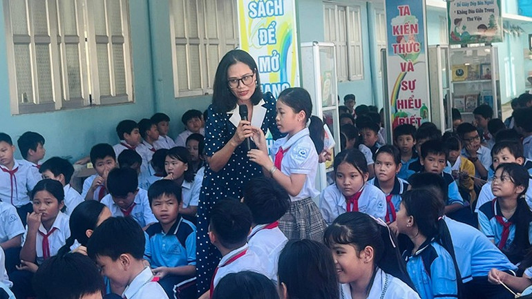 អ្នកនិពន្ធ Phuong Huyen ឯកអគ្គរដ្ឋទូតវប្បធម៌អាននៃទីក្រុងហូជីមិញបានសន្ទនាជាមួយនិស្សិតក្នុងក្របខ័ណ្ឌនៃពិធីបុណ្យសៀវភៅ Con Dao។ (រូបថតផ្តល់ដោយតួអង្គ) z7077233209658-937a651fa422bc2eec56ed26930eba8f.jpg