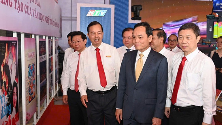 Đồng chí Trần Lưu Quang, Bí thư Trung ương Đảng, Bí thư Thành ủy Thành phố Hồ Chí Minh tham quan không gian trưng bày báo chí-xuất bản tại Học viện Cán bộ Thành phố (Ảnh: QUỐC THANH). z7128622876690-b1d41a13698cda595fa02ce25f940fa0.jpg