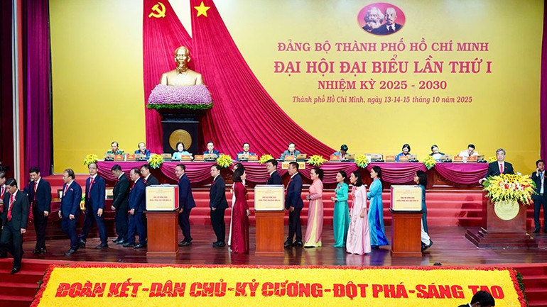 Các đại biểu đóng góp ủng hộ đồng bào khắc phục hậu quả do lũ lụt gây ra. (Ảnh: Ban tổ chức) z7110832518157-72c2898a57bafd5a47fcf18e847b80d0.jpg