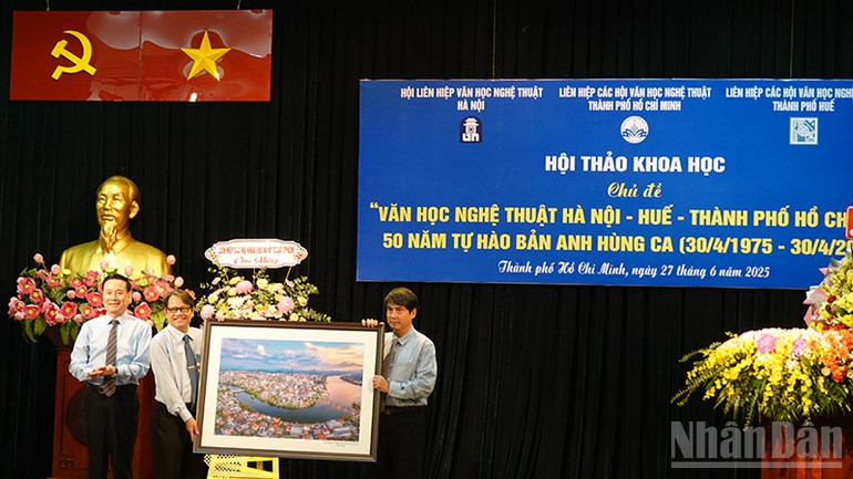 Ông Hồ Đăng Thanh Ngọc (thứ hai từ trái sang), Chủ tịch Liên hiệp các Hội Văn học nghệ thuật thành phố Huế tặng quà lưu niệm cho ông Nguyễn Trường Lưu, Chủ tịch Liên hiệp các Hội Văn học nghệ thuật Thành phố Hồ Chí Minh. ndo_br_dsc03479.jpg