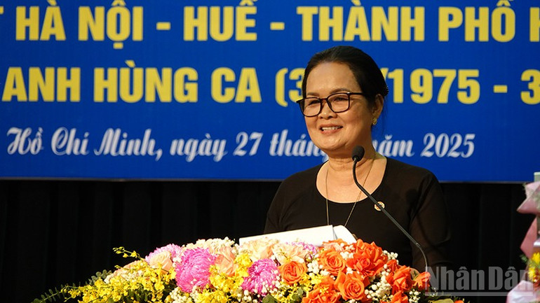 Nhà văn Bích Ngân, Chủ tịch Hội Nhà văn Thành phố Hồ Chí Minh trình bày tham luận. ndo_br_dsc03601.jpg