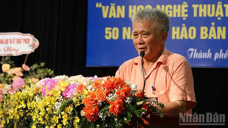 Chủ tịch Hội Nghệ sĩ Múa Thành phố Hồ Chí Minh Lê Nguyên Hiều trình bày tham luận tại hội thảo. ndo_br_dsc03486.jpg