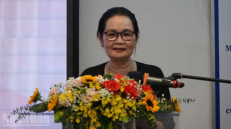 Nhà văn Bích Ngân, Chủ tịch Hội Nhà văn Thành phố Hồ Chí Minh phát biểu tại chương trình. ndo_bl_dsc03720.jpg