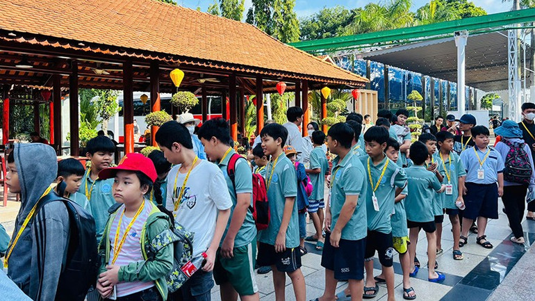 Các em nhỏ được tham gia nhiều hoạt động vui chơi tại Công viên Văn hóa Đầm Sen. (Ảnh: Ban Tổ chức) z6921236073159-6a46057be70719f88d724ea6087c9d90.jpg