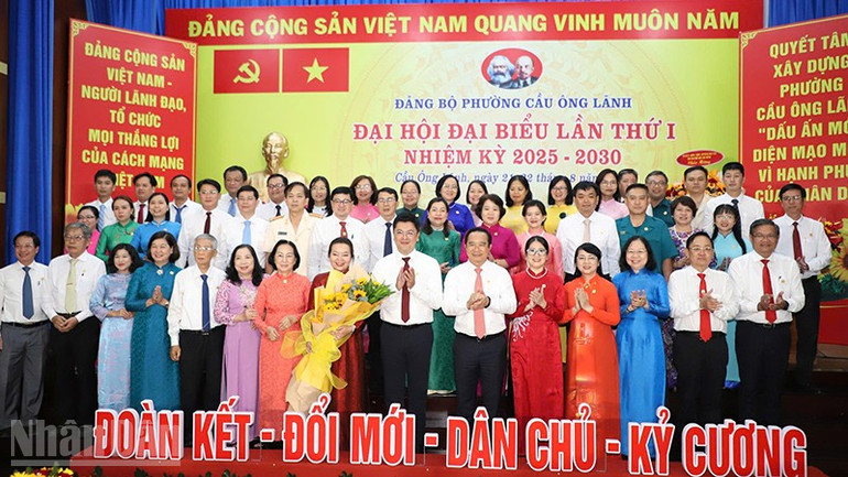Ban Chấp hành Đảng bộ phường Cầu Ông Lãnh nhiệm kỳ 2025-2030 ra mắt Đại hội. ndo_bl_z6933864200680-413d0a07f49f42588395423cc83d6c36.jpg