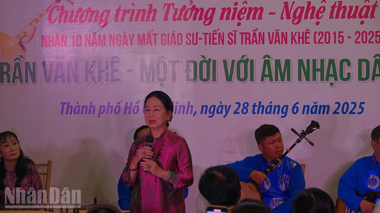 Nghệ sĩ Ưu tú Hồng Vân biểu diễn trong chương trình. (Ảnh: MẠNH HẢO) ndo_bl_dsc04152.jpg