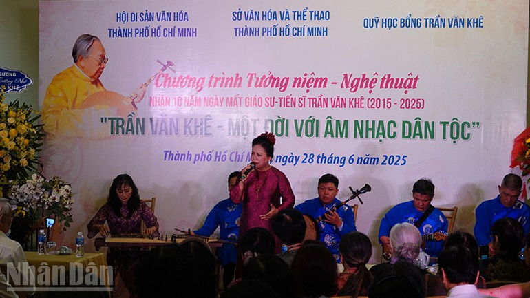 Nghệ nhân Nhân dân Thanh Tuyết biểu diễn trong chương trình. (Ảnh: MẠNH HẢO) ndo_bl_dsc04122.jpg