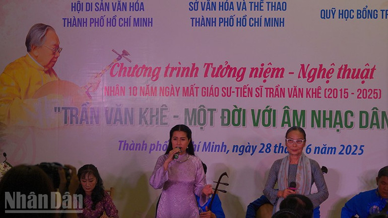 Nghệ nhân Ưu tú Ngọc Đặng (trái) và Tiến sĩ Mai Mỹ Duyên trình bày tiết mục Dạ cổ hoài lang. (Ảnh: MẠNH HẢO) ndo_bl_dsc04162.jpg
