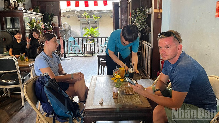 Utländska turister besöker hus 113A på Dang Dung-gatan. ndo_br_img-9633.jpg