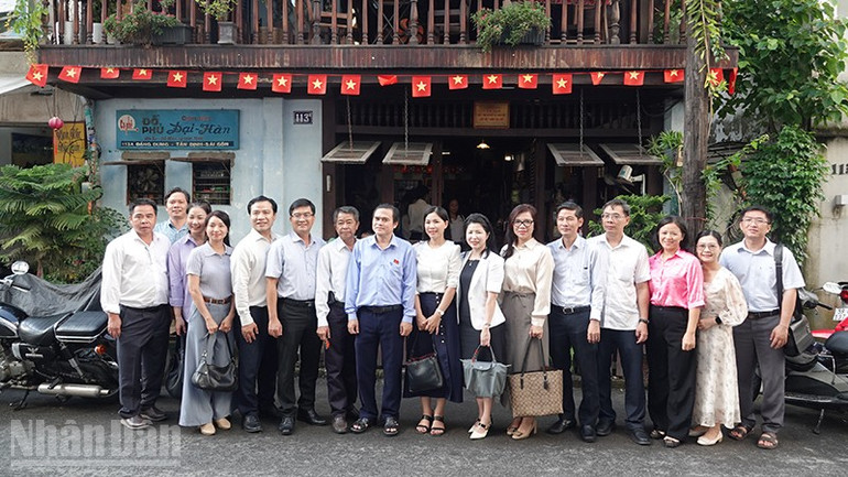Delegater från stadens folkfullmäktige besöker hus 113A på Dang Dung-gatan. ndo_bl_dsc01809.jpg