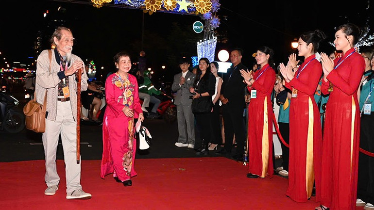 ບັນດານັກສະແດງນັກຮົບເກົ່າເຂົ້າຮ່ວມພິທີເປີດງານມະໂຫລານຮູບເງົາຫວຽດນາມຄັ້ງທີ 24. ຮູບພາບ (QUAC THANH) z7249159320694-f62a590ddf5ef63e3758fb277262925e.jpg