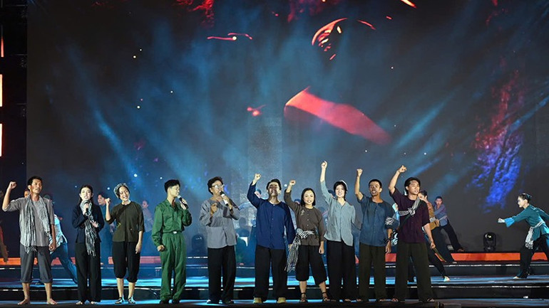 ນັກສິລະປິນ, ນັກສະແດງສະແດງໃນພິທີເປີດງານບຸນຮູບເງົາຫວຽດນາມຄັ້ງທີ 24. (ພາບ: QUOC THANH) z7249280686032-4f7501fa687555e1f9f6a0ce413e8012.jpg