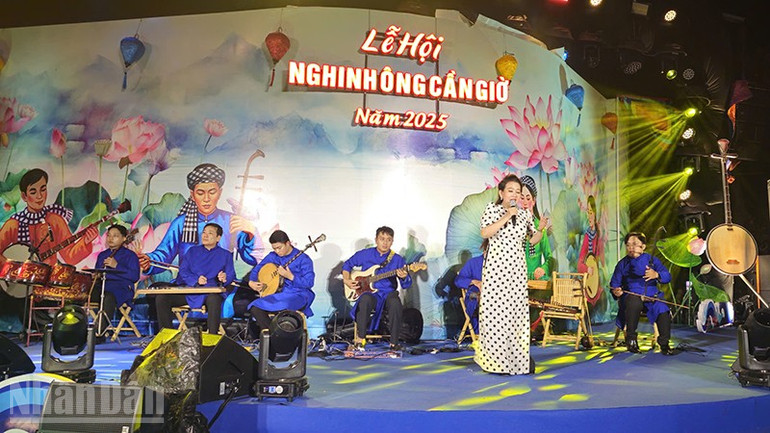 Biểu diễn đờn ca tài tử tại Lễ hội Nghinh Ông-Cần Giờ. (Ảnh: Thái Bình) ndo_bl_z7084449612967-c54828879ef49b596a4e2edad91c8d88.jpg