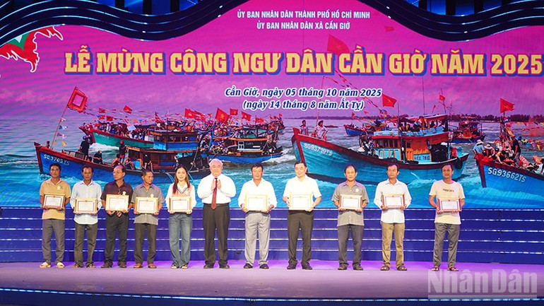Khen thưởng cho tập thể, cá nhân có thành tích xuất sắc trong nuôi trồng, đánh bắt thủy sản. (Ảnh: Thế Anh) ndo_br_dsc07857.jpg
