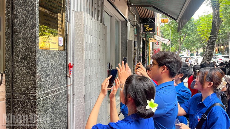 Các bạn trẻ quét mã QR tìm hiểu về Báo Dân Chúng. (Ảnh: Mạnh Hảo) ndo_bl_img-1079.jpg