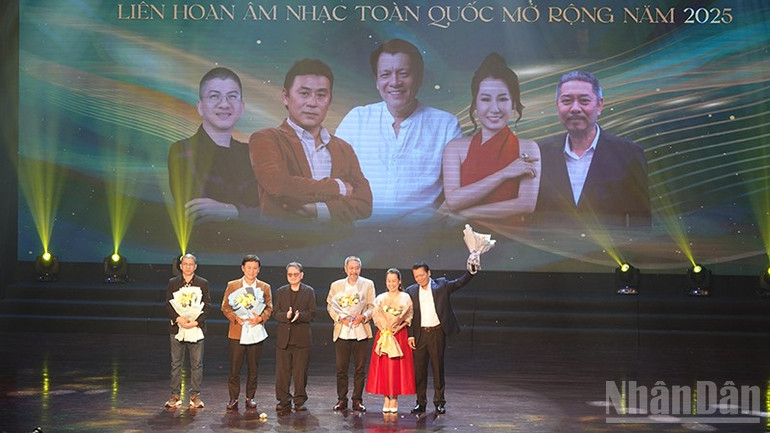 Ordföranden för Vietnams musikerförening, Nguyen Duc Trinh, överlämnade blommor till medlemmarna i festivalens konstråd. ndo_br_dsc06384.jpg