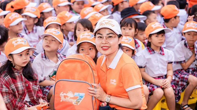 Trao balô cho học sinh Trường tiểu học Tân Lý Đông, xã Tân Hương, tỉnh Đồng Tháp. (Ảnh: Ban tổ chức) z7008823438185-de1760a8214ab79d0dd9f245730b2467.jpg