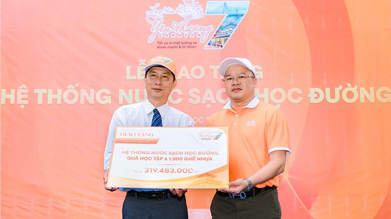 Đại diện Đoàn doanh nghiệp Thành phố Hồ Chí Minh trao quà cho Trường tiểu học Tân Lý Đông, xã Tân Hương, tỉnh Đồng Tháp. (Ảnh: Ban tổ chức) z7008823494327-986be6c0e1d07669a2d20f67c358f20f.jpg