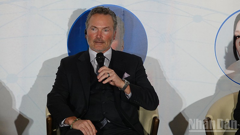 Herr Michael M. Mueller delade med sig av sina tankar vid seminariet. ndo_br_dsc02776.jpg