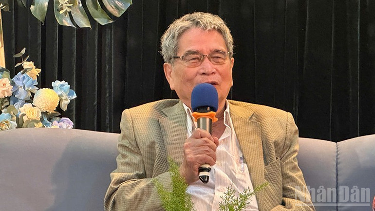 Escritor Nguyen Manh Tuan. ndo_br_z7260836568773-9f194c5d518f8dd5d20fe0742719e612.jpg