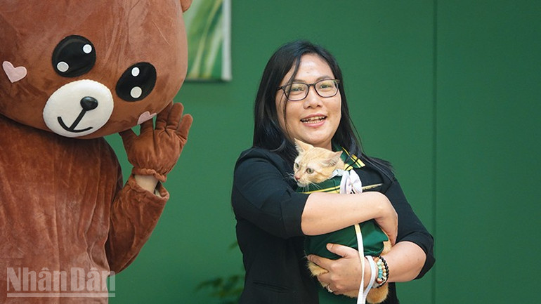 Miika bars upp på scenen av Ms. Huynh Thu Thao för att möta fansen. ndo_bl_dsc03022.jpg