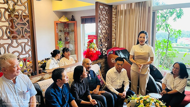 Nghệ sĩ Nhân dân Nguyễn Thị Thanh Thúy, Phó Giám đốc Sở Văn hóa và Thể thao Thành phố Hồ Chí Minh phát biểu tại buổi thăm và trao tặng Bằng khen. ndo_bl_img-7791.jpg