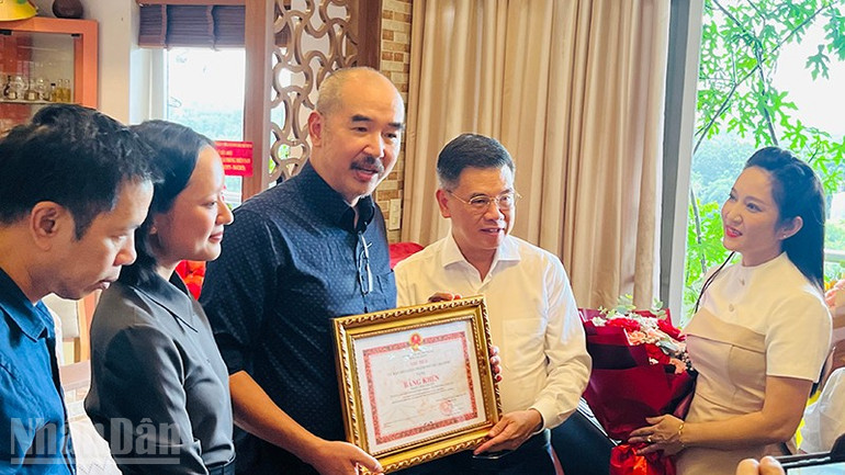Phó Chủ tịch Ủy ban nhân dân Thành phố Hồ Chí Minh Nguyễn Văn Dũng trao Bằng khen cho đạo diễn Bùi Thạc Chuyên. ndo_bl_img-7819.jpg